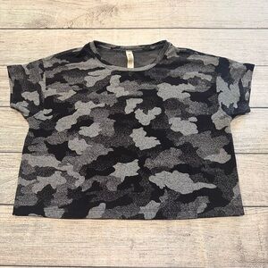 🍋Women’s Lululemon Cates cropped tee size 4🍋